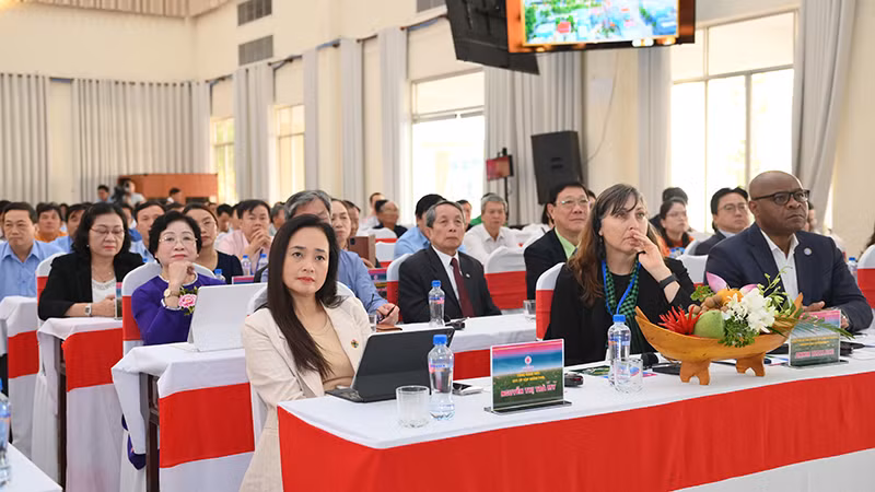 Đại biểu dự Tọa đàm “Hội quán đồng hành cùng sự phát triển kinh tế-xã hội địa phương”.