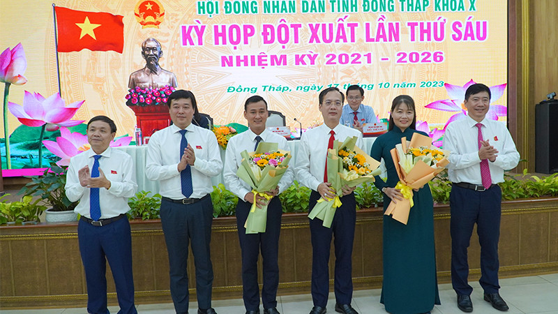 Các đồng chí Thường trực Tỉnh ủy Đồng Tháp tặng hoa chúc mừng ông Trần Trí Quang, bà Phạm Thị Ngọc Đào và ông Nguyễn Phi Đa. (Ảnh: HỮU NGHĨA)