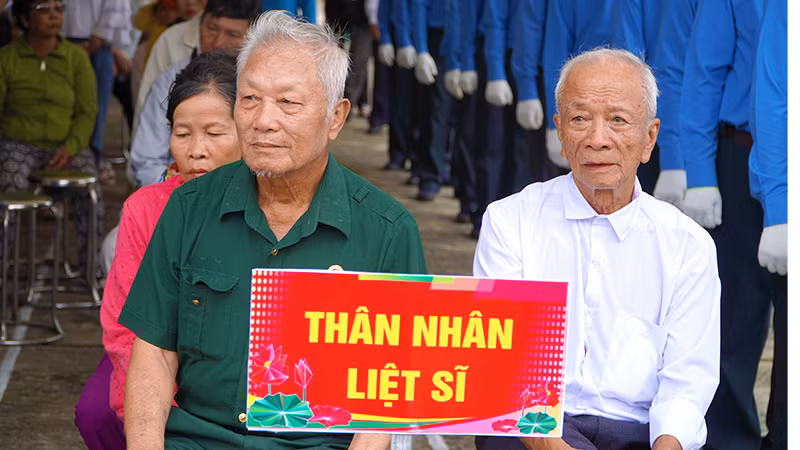 Người thân các Anh hùng liệt sĩ tham dự buổi lễ. (Ảnh: HỮU NGHĨA)