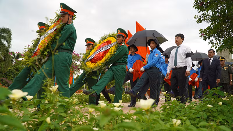 Đưa tiễn các anh về với đất mẹ. (Ảnh: HỮU NGHĨA)