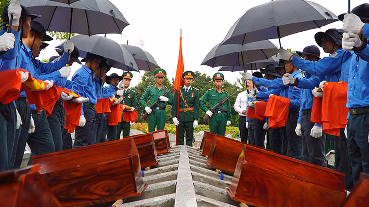 Nghi thức cải táng tại Nghĩa trang liệt sĩ huyện Tam Nông, tỉnh Đồng Tháp. (Ảnh: HỮU NGHĨA)