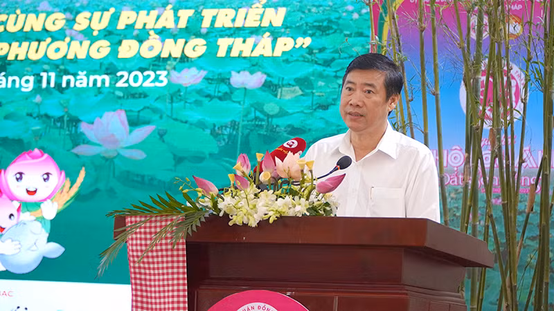 Chủ tịch Ủy ban nhân dân tỉnh Đồng Tháp Phạm Thiện Nghĩa phát biểu tại tọa đàm. (Ảnh: HỮU NGHĨA)