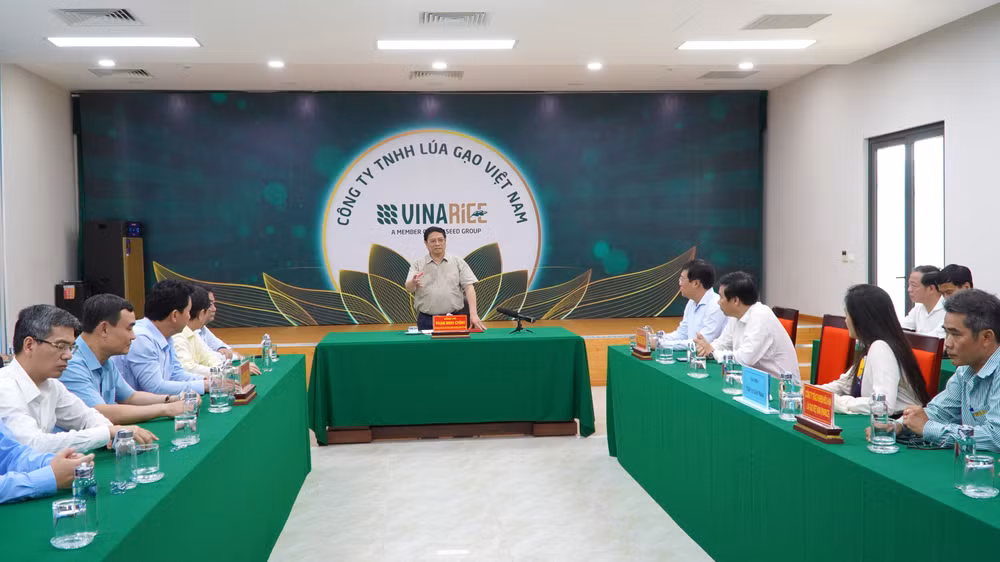 Thủ tướng thăm và làm việc với tập thể lãnh đạo quản lý Nhà máy chế biến lúa gạo, Công ty Trách nhiệm hữu hạn lúa gạo Việt Nam. (Ảnh: HỮU NGHĨA)