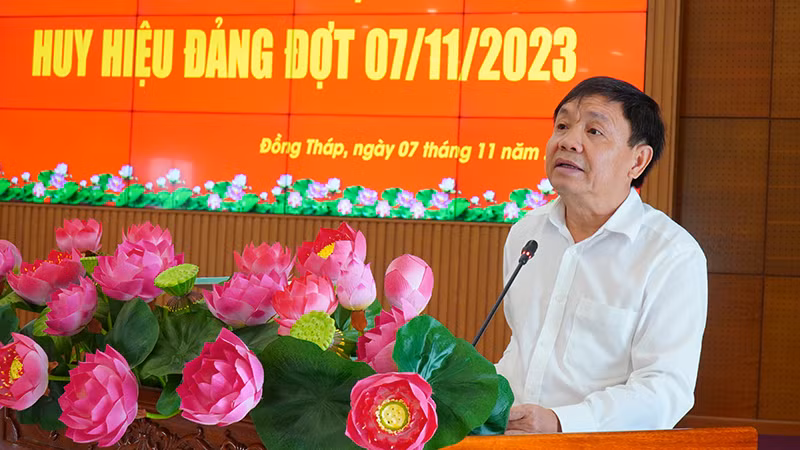 Phó Bí thư Thường trực Tỉnh ủy Đồng Tháp Phan Văn Thắng phát biểu tại lễ trao tặng Huy hiệu Đảng.