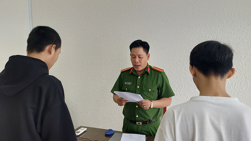 2 đối tượng Nguyễn Tuấn Kiệt và Chung Vĩnh Tài tại Cơ quan Công an. (Ảnh: PHƯỚC THANH)
