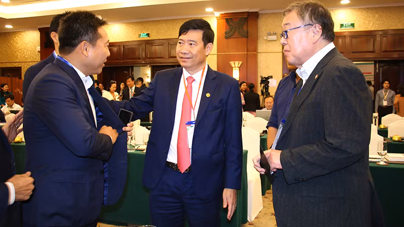 Chủ tịch Ủy ban nhân dân tỉnh Đồng Tháp Phạm Thiện Nghĩa thông tin với các doanh nghiệp, nghiệp đoàn Nhật Bản về tiềm năng và cơ hội của tỉnh Đồng Tháp.