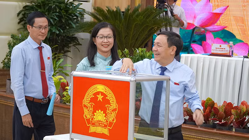 Đại biểu tham gia bỏ phiếu lấy phiếu tín nhiệm. (Ảnh: HỮU NGHĨA)