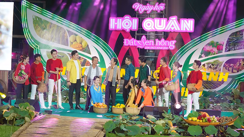 Biểu diễn văn nghệ tại đêm khai mạc. (Ảnh: HỮU NGHĨA)