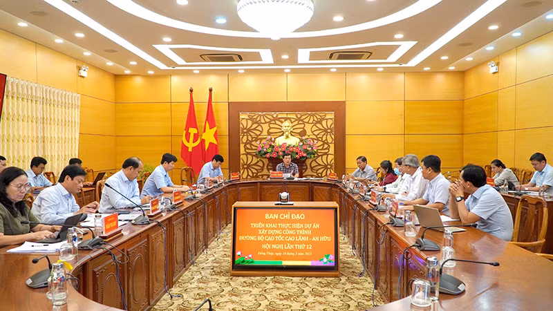 Bí thư Tỉnh ủy Đồng Tháp Lê Quốc Phong kết luận cuộc họp. (Ảnh: HỮU NGHĨA)