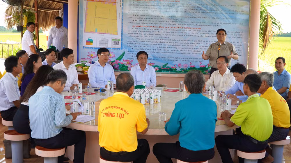 Thủ tướng làm việc với Hợp tác xã dịch vụ nông nghiệp Thắng Lợi, xã Mỹ Đông, huyện Tháp Mười. (Ảnh: HỮU NGHĨA)