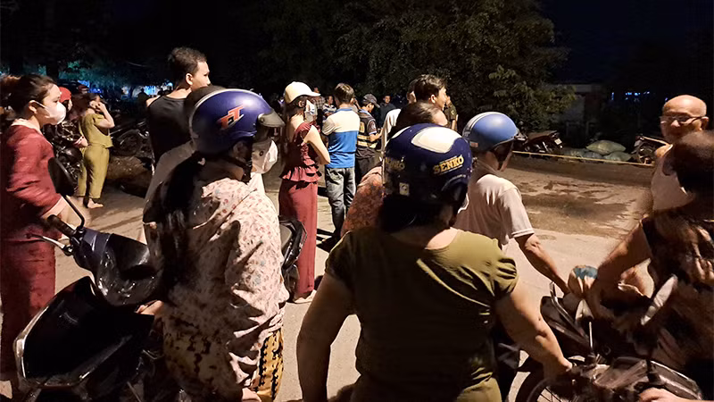 Trong đêm 28/5 vẫn còn rất đông người dân theo dõi vụ các cháu bé đuối nước.