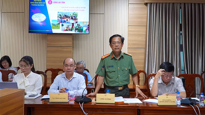 Thượng tá Trần Trung Quốc, Trưởng phòng Tham mưu Công an tỉnh Đồng Tháp thông tin vụ việc đến phóng viên. (Ảnh: HỮU NGHĨA)