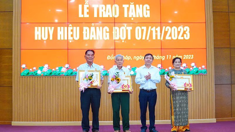 Thường trực Tỉnh ủy Đồng Tháp trao Huy hiệu 60 năm tuổi Đảng.