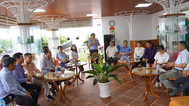 Lãnh đạo tỉnh Đồng Tháp, lãnh đạo huyện Tháp Mười tại buổi “Cà-phê doanh nghiệp” trong khuôn viên Ủy ban nhân dân huyện Tháp Mười. (Ảnh: HỮU NGHĨA)