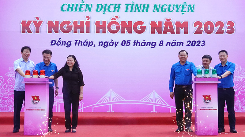 Đại biểu thực hiện nghi thức phát động các hoạt động tại Chiến dịch tình nguyện Kỳ nghỉ hồng năm 2023.