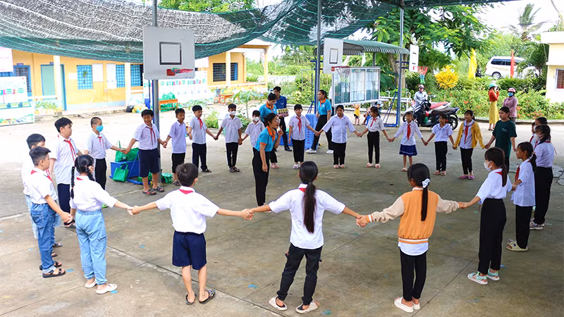 Tình nguyện viên dạy tiếng Anh thông qua trò chơi tại huyện Tháp Mười, tỉnh Đồng Tháp.