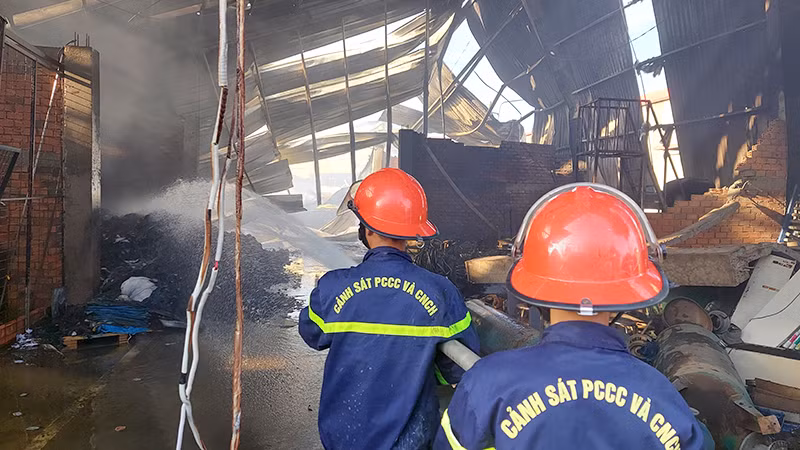 Nhiều cán bộ, chiến sĩ được điều đến tham gia chữa cháy.