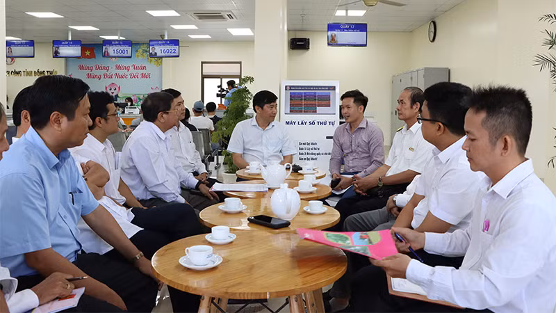 Lãnh đạo tỉnh Đồng Tháp và các sở, ngành liên quan gặp gỡ doanh nghiệp. (Ảnh: NGUYỆT ÁNH)