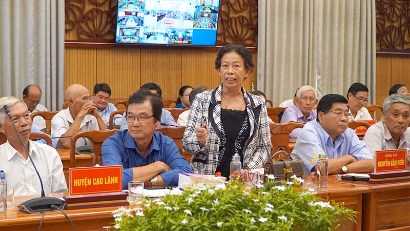 Một nông dân huyện Cao Lãnh phản ánh về đường nông thôn, vấn đề ô nhiễm môi trường. (Ảnh: HỮU NGHĨA)