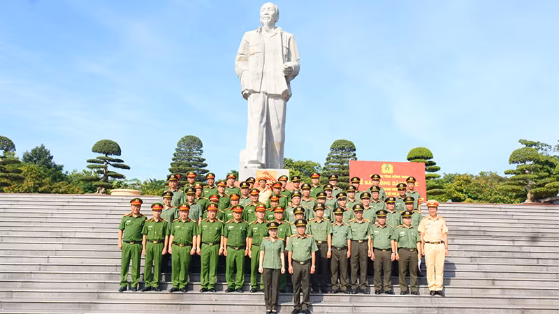 Đoàn Công an tỉnh Đồng Tháp báo công Bác tại Quảng trường Hồ Chí Minh ở thành phố Vinh, tỉnh Nghệ An.
