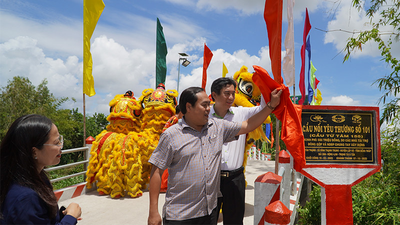 Nghi thức khánh thành Cầu nối yêu thương số 101, tại ấp Tân Thạnh, xã Bình Thạnh Trung, huyện Lấp Vò. (Ảnh: HỮU NGHĨA)