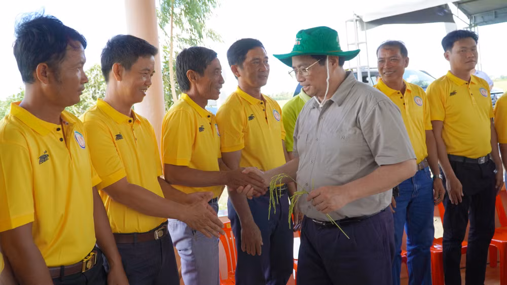 Thủ tướng thăm và làm việc Hợp tác xã dịch vụ nông nghiệp Thắng Lợi, xã Mỹ Đông, huyện Tháp Mười. (Ảnh: HỮU NGHĨA)