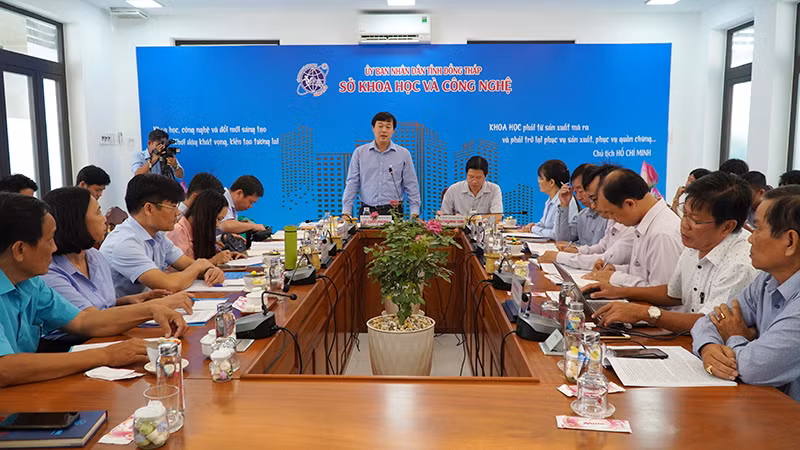 Quang cảnh buổi làm việc. (Ảnh: HỮU NGHĨA)