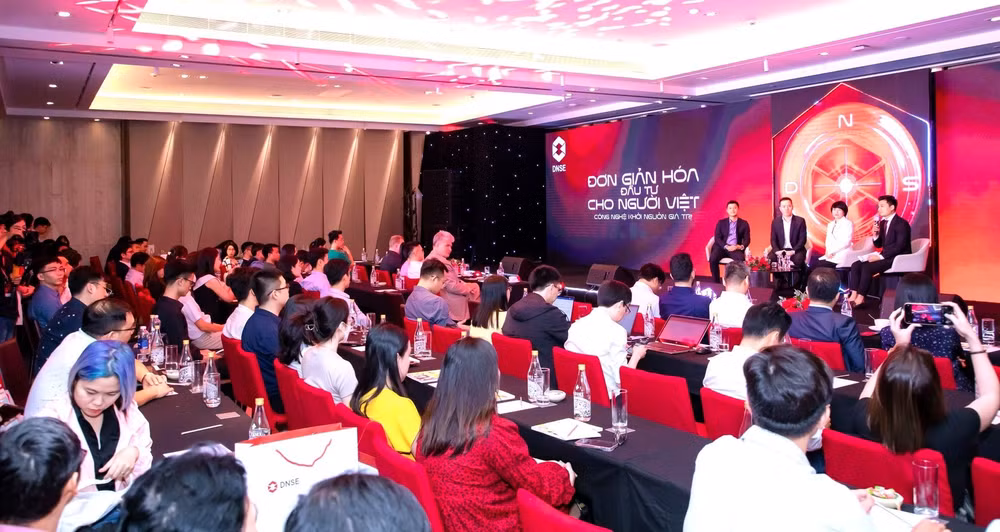 Một chương trình cấp thông tin cho nhà đầu tư về đợt chào bán 30 triệu cổ phiếu lần đầu ra công chúng (IPO) của Công ty cổ phần Chứng khoán DNSE năm 2024. Ảnh: Vân Anh 