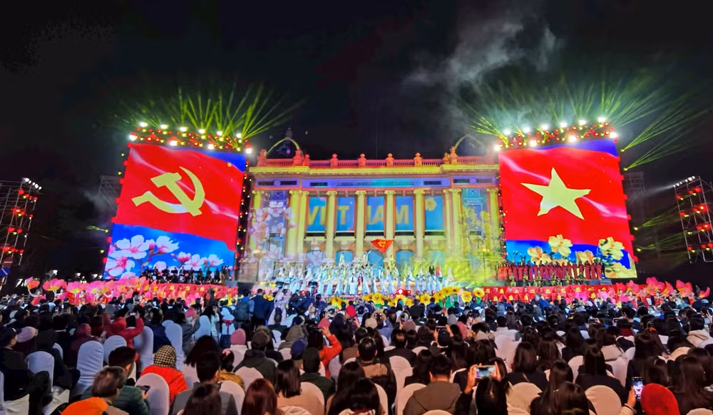 Chương trình nghệ thuật đặc biệt “Mừng Đảng, mừng Xuân, mừng đất nước đổi mới” với chủ đề “95 năm - Ánh sáng soi đường”. Ảnh: TTXVN