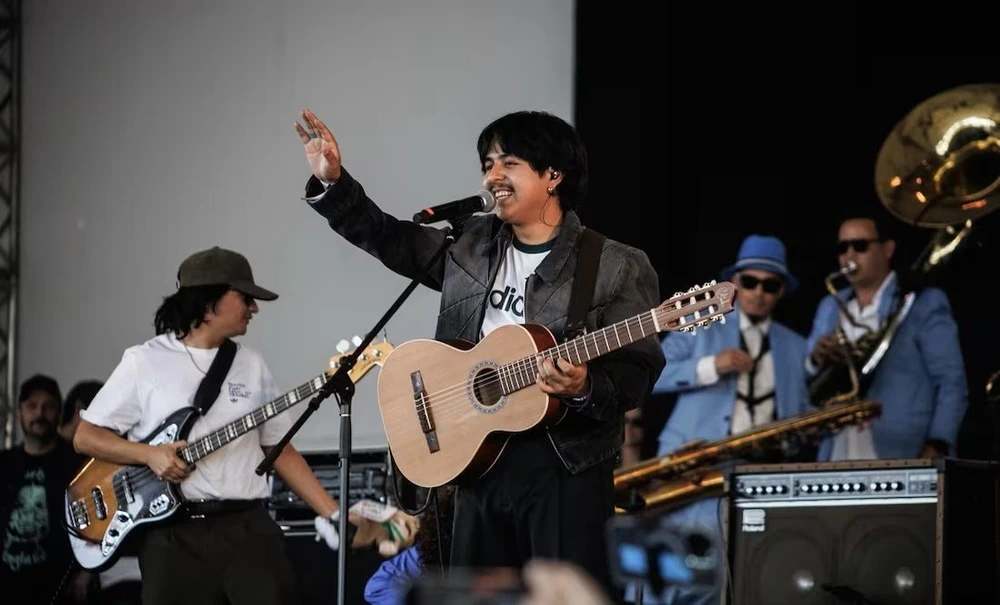 Macario Martinez hát “Suena Lindo, Corazon”