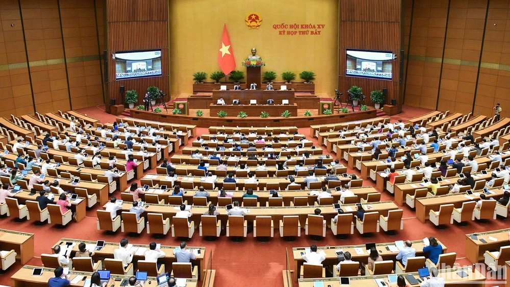 Quốc hội thảo luận tại hội trường về dự án Luật sửa đổi, bổ sung một số điều của 5 đạo luật về tư pháp.