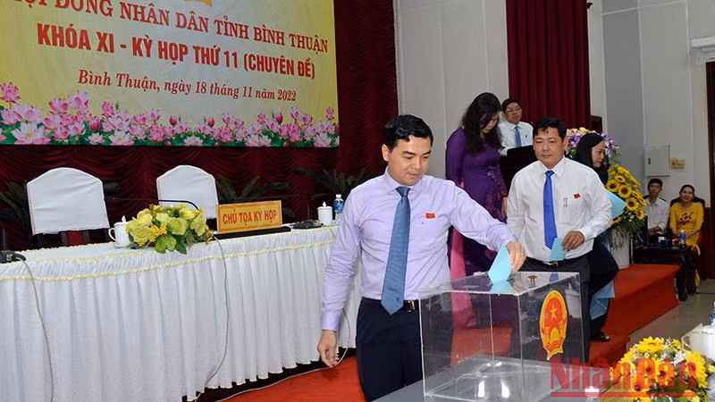 Các đại biểu Hội đồng nhân dân tỉnh Bình Thuận bỏ phiếu bầu Chủ tịch Ủy ban nhân dân tỉnh, nhiệm kỳ 2021-2026.
