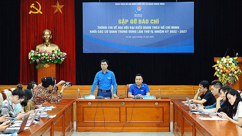 Bí thư Đoàn Khối các cơ quan Trung ương Bùi Hoàng Tùng (áo xanh, đang đứng) thông tin về Đại hội đại biểu Đoàn Thanh niên Cộng sản Hồ Chí Minh Khối các cơ quan Trung ương lần thứ IV. 