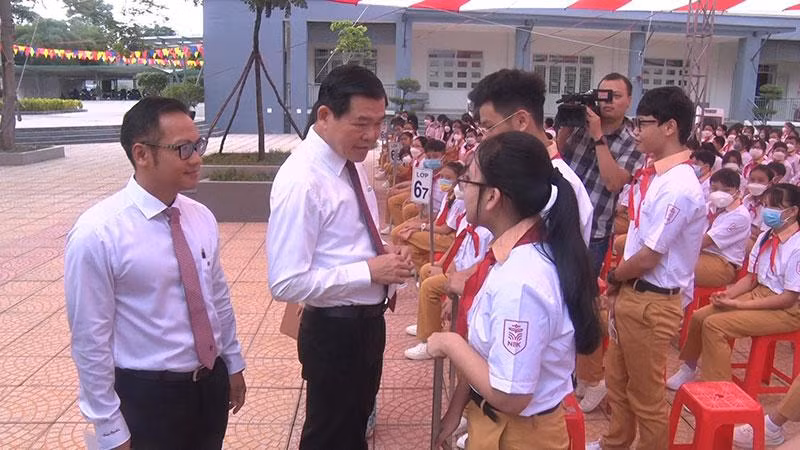 Bí thư Tỉnh ủy Đồng Nai Nguyễn Hồng Lĩnh tham dự lễ khai giảng tại Trường trung học cơ sở Nguyễn Bỉnh Khiêm, thành phố Biên Hòa.