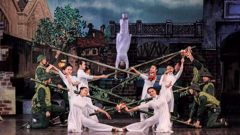 Các chương trình nghệ thuật hướng tới tri ân những người có công với cách mạng.