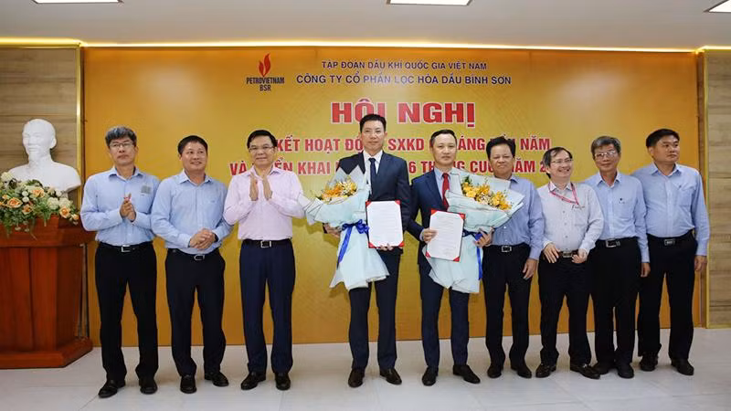Lãnh đạo PVN và BSR chúc mừng 2 Phó Tổng Giám đốc BSR.