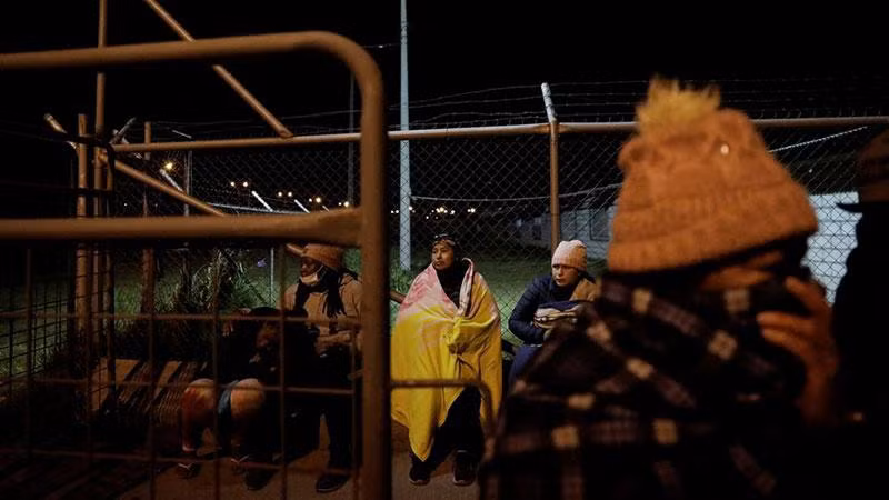 Người thân của các tù nhân chờ đợi tin tức từ bên ngoài nhà tù Latacunga, Ecuador. (Ảnh: Reuters)