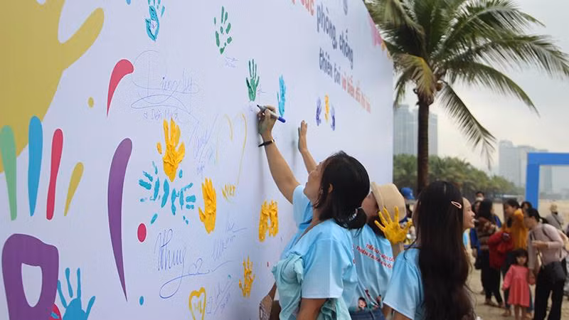 Đại biểu ấn tay, ký cam kết hưởng ứng hành động.