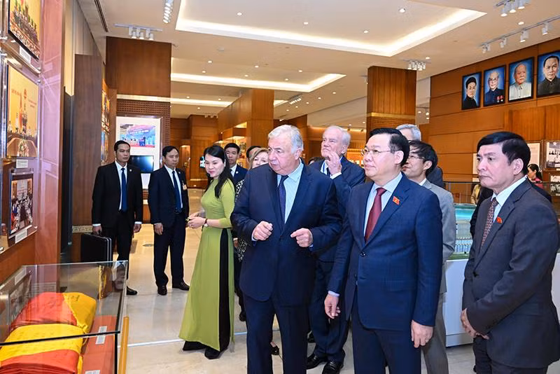 Chủ tịch Thượng viện Cộng hòa Pháp và các đại biểu tham quan Phòng Truyền thống Quốc hội Việt Nam. (Ảnh Duy Linh)