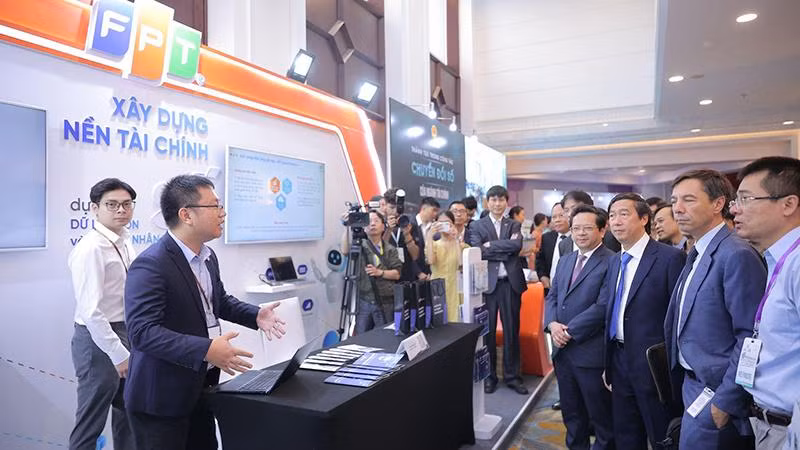 Chuyên gia FPT IS giới thiệu nhiều giải pháp công nghệ tới các lãnh đạo cấp cao Chính phủ và Bộ Tài chính.