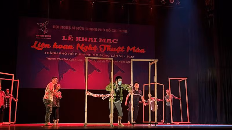 Tiết mục múa “Xóm trọ” của Đoàn Văn công Quân khu 7.