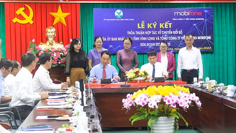 Lễ ký kết hợp tác chuyển đổi số giữa UBND tỉnh Vĩnh Long và Tổng công ty Viễn thông MobiFone chiều 28/7. 