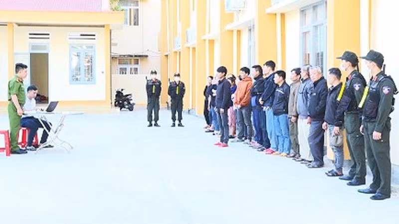 Các đối tượng tham gia đường dây đánh bạc bằng hình thức cá độ bóng đá tại cơ quan Công an.