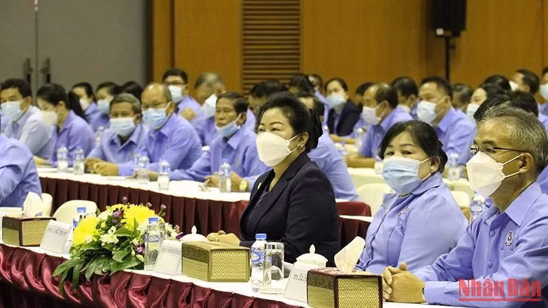 Chủ tịch Trung ương Công đoàn Lào Alyvongno Buntham (áo đen) cùng các đại biểu tại buổi nói chuyện. (Ảnh: Duy Toàn)