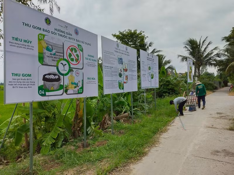 Pano hướng dẫn thu gom bao gói thuốc bảo vệ thực vật sau sử dụng đặt tại vùng hoa kiểng Sa Đéc.