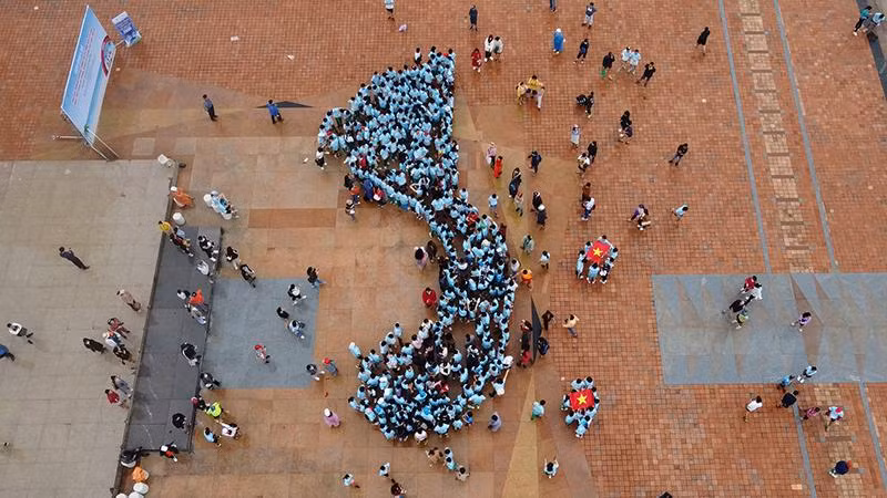 Vận động viên nhí xếp hình bản đồ Việt Nam.