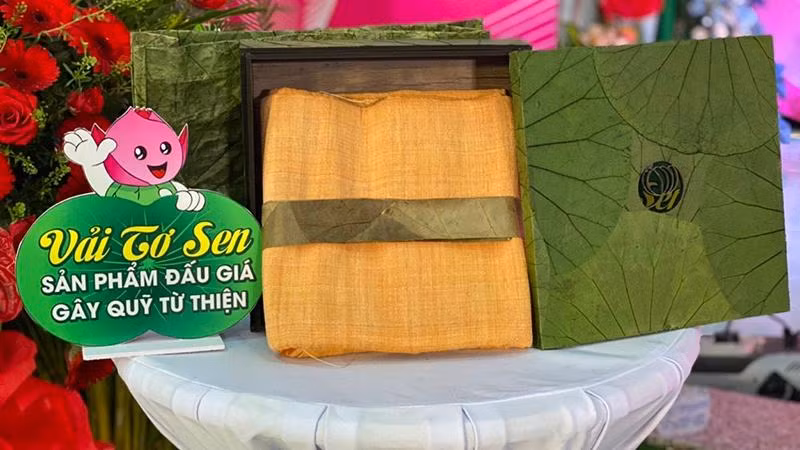 Mảnh vải lụa tơ sen khổ 1,4m × 3,5m được đấu giá 50 triệu đồng.