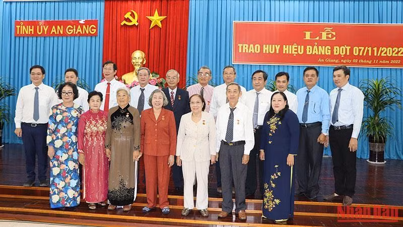 Các đồng chí đảng viên cao niên tuổi Đảng chụp ảnh lưu niệm tại buổi lễ.