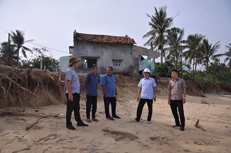 Đoàn công tác của tỉnh và huyện Tuy An kiểm tra công tác khắc phục triều cường tại thôn Giai Sơn (xã An Mỹ, huyện Tuy An).