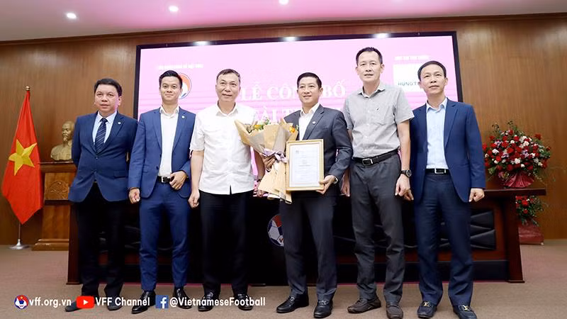 Lãnh đạo VFF và nhà tài trợ công bố các giải thưởng tại giải đấu (Ảnh VFF)